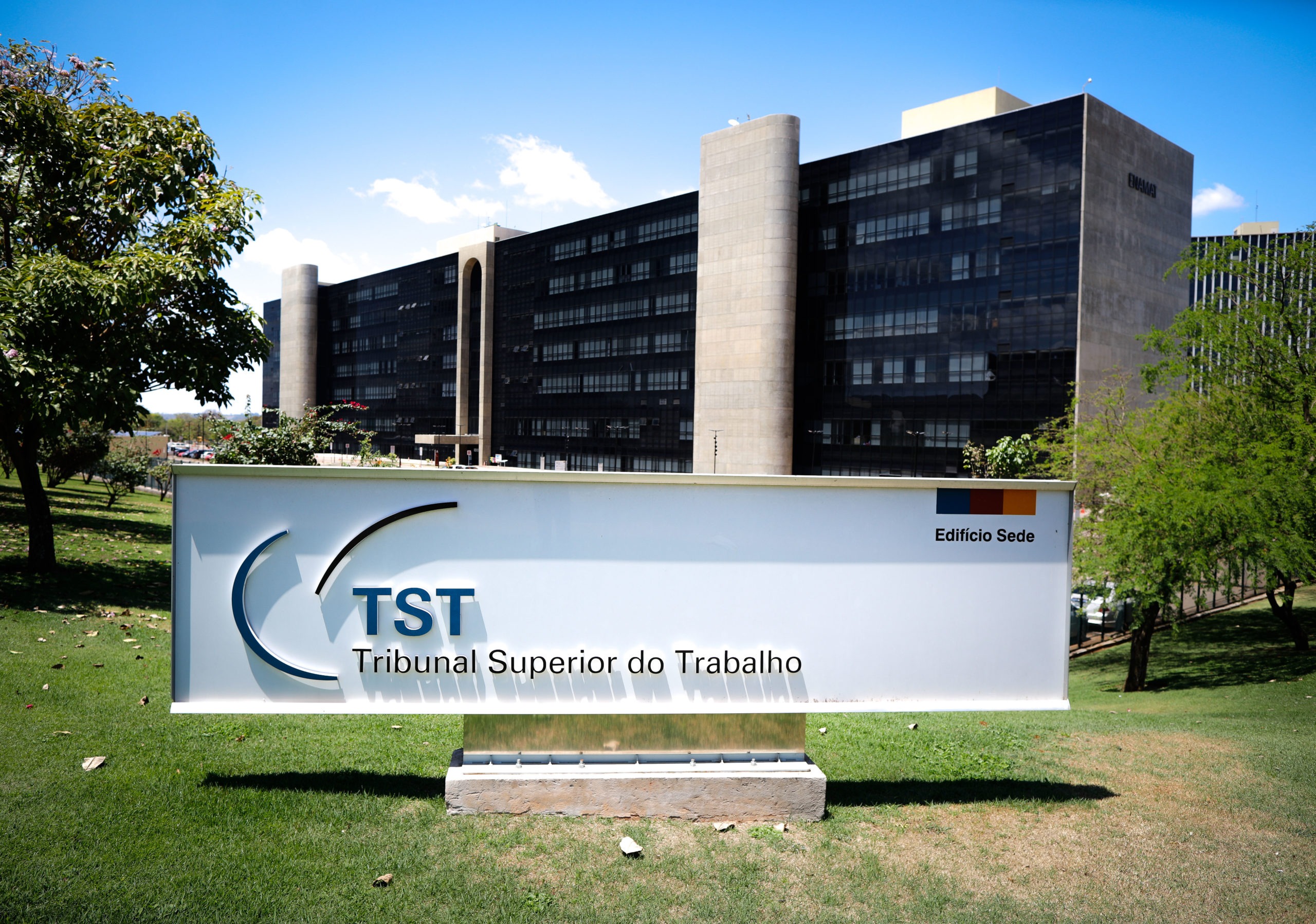 Concurso TST 2023: banca definida! Edital iminente! As oportunidades são para técnicos e analistas e as remunerações acima de R$ 13 mil!